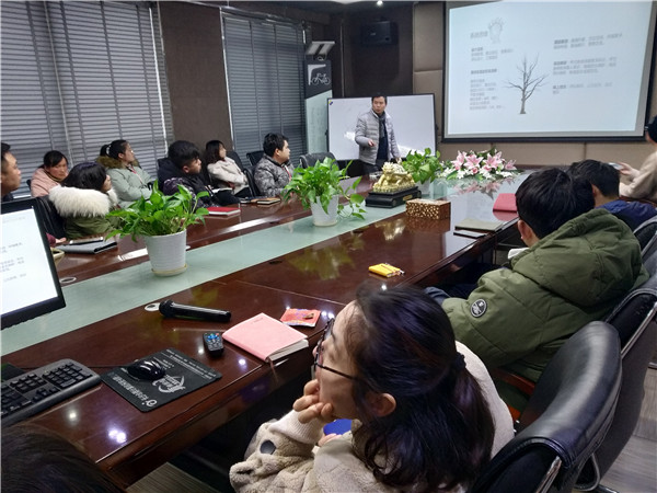 向严龙老师主讲《新设计崛起，新设计思维》，新设计思维实效五步法对项目调研、定位、策划、设计等进行系统化的分析。